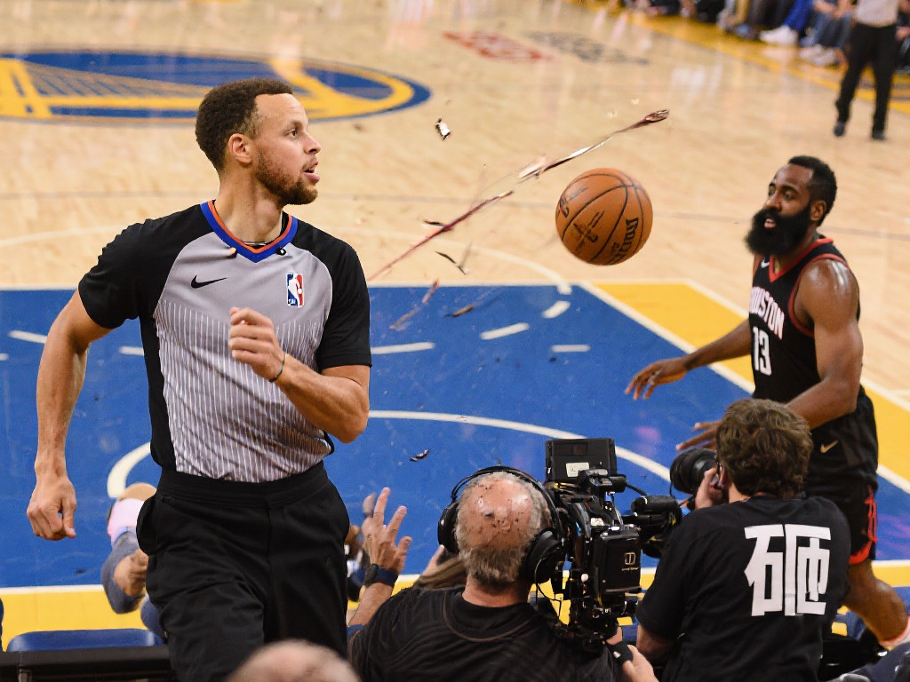 波尔津吉斯三分命中，皮球精准击中怀特头部